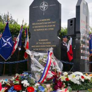 Spomienka vo francúzskom Calais na všetkých, ktorí obetovali svoje životy v službe pod vlajkou NATO