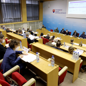Odovzdanie žiadostí o predloženie ponúk na dodanie novej pásovej a kolesovej techniky pre OS SR (3)