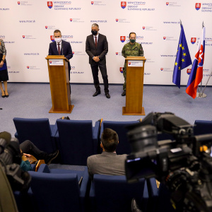 Odovzdanie žiadostí o predloženie ponúk na dodanie novej pásovej a kolesovej techniky pre OS SR (6)