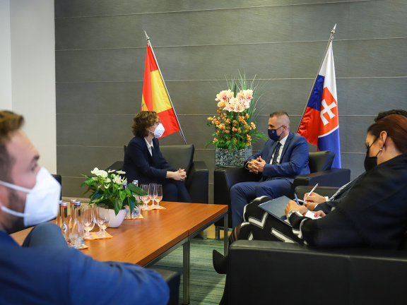 Rokovanie štátneho tajomníka M. Majera s veľvyslankyňou Španielskeho kráľovstva v SR L. Arribalzaga Ceballos (6)