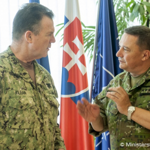 Minister Gajdoš a náčelník Generálneho štábu OS SR genpor. Zmeko rokovali s viceadmirálom C. J. Kilrainom