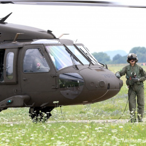 Minister Gajdoš odovzdal vojakom ďalšia dva vrtuľníky Black Hawk, využívať ich budú aj na pomoc v krízových situáciách