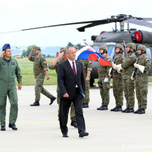 Minister Gajdoš odovzdal vojakom ďalšia dva vrtuľníky Black Hawk, využívať ich budú aj na pomoc v krízových situáciách