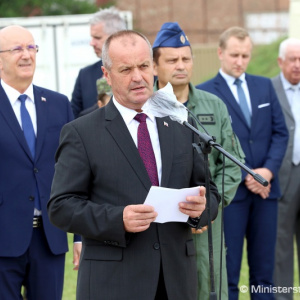 Minister Gajdoš odovzdal vojakom ďalšia dva vrtuľníky Black Hawk, využívať ich budú aj na pomoc v krízových situáciách