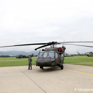 Minister Gajdoš odovzdal vojakom ďalšie dva vrtuľníky Black Hawk, využívať ich budú aj na pomoc v krízových situáciách