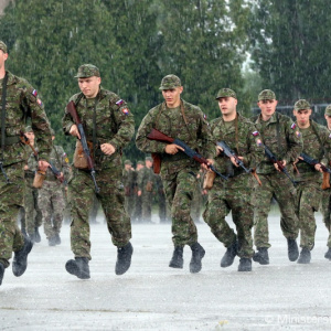 Príslušníci dobrovoľnej vojenskej prípravy majú za sebou prvé dni výcviku