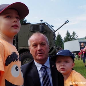 Deti zo Svidníka oslávili svoj sviatok s vojakmi 