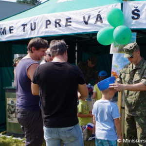 Deti zo Svidníka oslávili svoj sviatok s vojakmi 