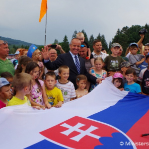 Deti zo Svidníka oslávili svoj sviatok s vojakmi 