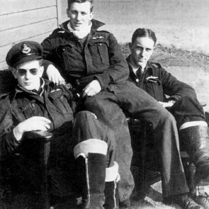 Otto Smik - prvý zľava počas čakania na ďalší bojový let 122. stíhacej perute Bombay, 1943