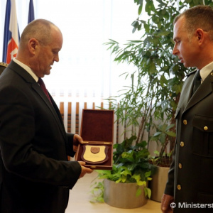 Minister Gajdoš ocenil profesionálneho vojaka, ktorý zachránil život 11-ročnému chlapcovi