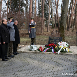 Minister obrany P. Gajdoš si v Novákoch pripomenul výročie tragickej udalosti vo Vojenskom opravárenskom podniku