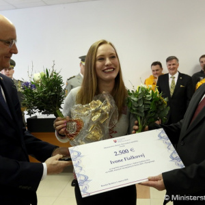 Minister Gajdoš odovzdal zlatej Anastasii Kuzminovej sľúbené prekvapenie, s celou rodinou si oddýchne v kúpeľoch