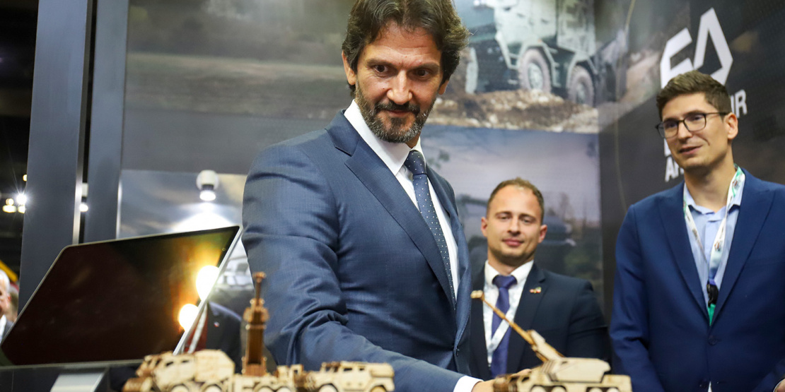Minister obrany na veľtrhu