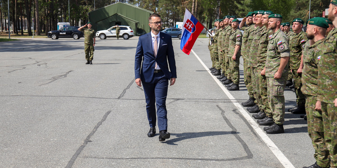 Štátny tajomník kráča pred nastúpenými jednotkami