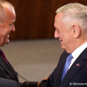 Slovensko sa zapojí do projektu NATO v oblasti obstarávania a skladovania presne riadenej munície