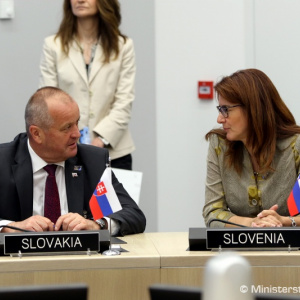 Slovensko sa zapojí do projektu NATO v oblasti obstarávania a skladovania presne riadenej munície