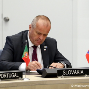 Slovensko sa zapojí do projektu NATO v oblasti obstarávania a skladovania presne riadenej munície