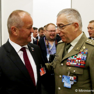 Slovensko sa zapojí do projektu NATO v oblasti obstarávania a skladovania presne riadenej munície