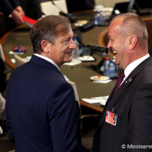 Slovensko sa zapojí do projektu NATO v oblasti obstarávania a skladovania presne riadenej munície
