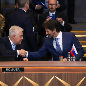 Minister obrany v rokovacej sále