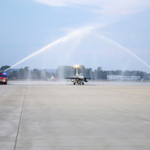 Prechod stíhacích lietadiel F-16 cez vodnú stenu