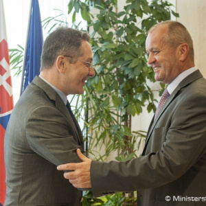 Minister P. Gajdoš rokoval s francúzskym veľvyslancom Ch. Leonzim