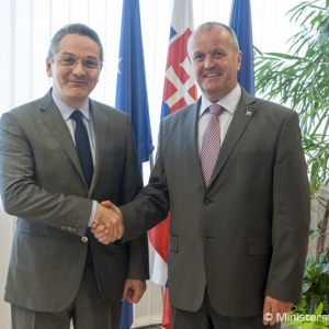 Minister P. Gajdoš rokoval s francúzskym veľvyslancom Ch. Leonzim