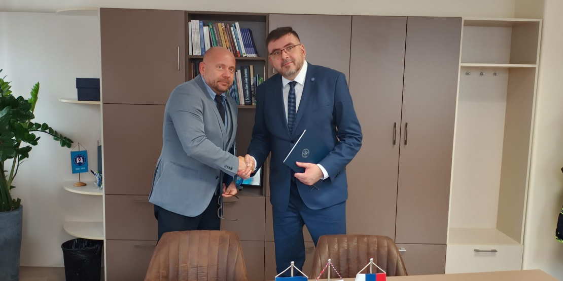 Podanie rúk po podpise memoranda