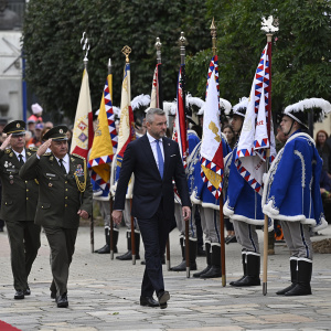Prezident SR kráča pre nastúpenými vojakmi