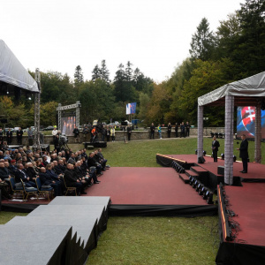 Pódium pod pamätníkom na Dukle