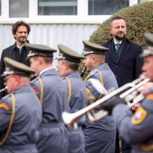 Ministri obrany pred vojenskou hudbou