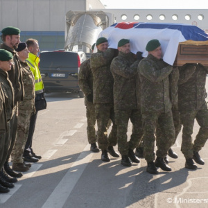 Vládny špeciál priviezol z Bosny a Hercegoviny telo zosnulého slovenského vojaka
