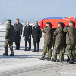 Vládny špeciál priviezol z Bosny a Hercegoviny telo zosnulého slovenského vojaka