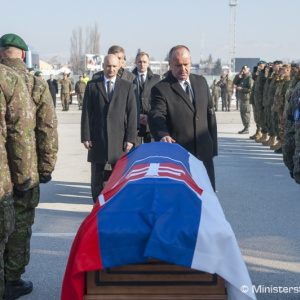 Vládny špeciál priviezol z Bosny a Hercegoviny telo zosnulého slovenského vojaka