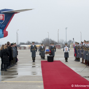 Vládny špeciál priviezol z Bosny a Hercegoviny telo zosnulého slovenského vojaka