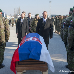 Vládny špeciál priviezol z Bosny a Hercegoviny telo zosnulého slovenského vojaka