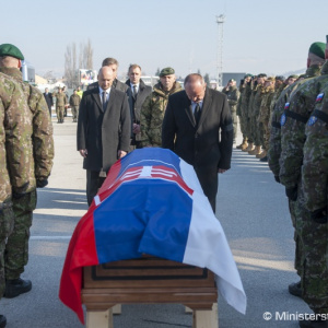 Vládny špeciál priviezol z Bosny a Hercegoviny telo zosnulého slovenského vojaka