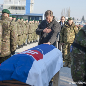 Vládny špeciál priviezol z Bosny a Hercegoviny telo zosnulého slovenského vojaka