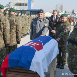 Vládny špeciál priviezol z Bosny a Hercegoviny telo zosnulého slovenského vojaka