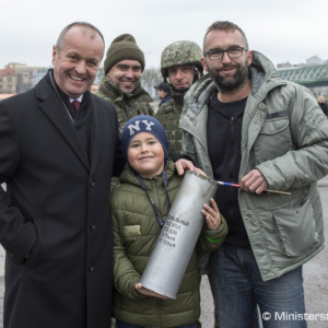 Vojaci privítali rok 2018 vypálením sálv, prvýkrát v histórii im velila žena - profesionálna vojačka z Michaloviec