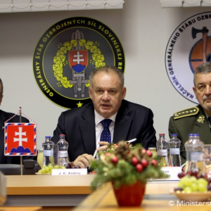 Slovenskí vojaci budú plniť úlohy v zahraničí aj počas sviatkov, od ministra dostali symbolický darček