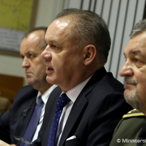 Slovenskí vojaci budú plniť úlohy v zahraničí aj počas sviatkov, od ministra dostali symbolický darček