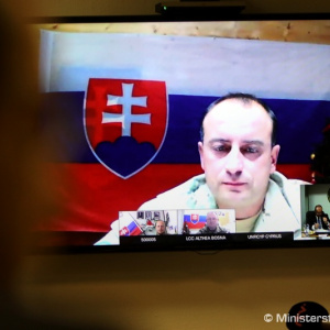 Slovenskí vojaci budú plniť úlohy v zahraničí aj počas sviatkov, od ministra dostali symbolický darček