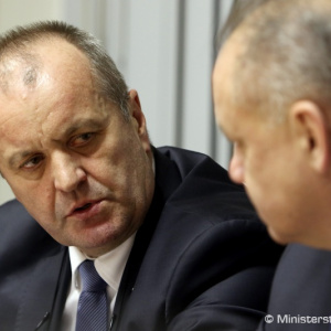 Slovenskí vojaci budú plniť úlohy v zahraničí aj počas sviatkov, od ministra dostali symbolický darček