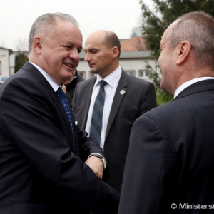 Slovenskí vojaci budú plniť úlohy v zahraničí aj počas sviatkov, od ministra dostali symbolický darček