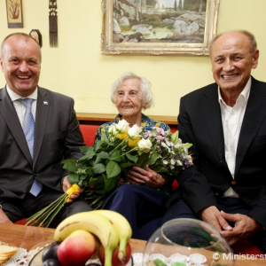 Bývalá hlavná sestra vojenskej nemocnice S. Z. Vicenová oslávila 102 rokov, zablahoželal jej aj minister Gajdoš
