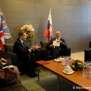 Minister P. Gajdoš rokoval s britským veľvyslancom A. J. Garthom