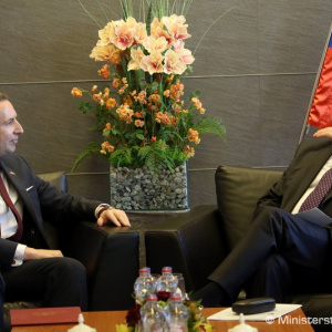 Minister P. Gajdoš rokoval s britským veľvyslancom A. J. Garthom