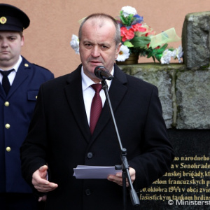 Minister obrany P. Gajdoš si uctil pamiatku rumunských vojakov v obci Senohrad a pri pamätníku v Centre výcviku Lešť